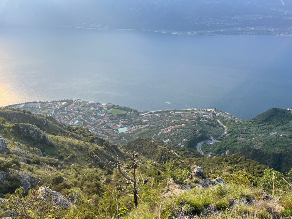 Blick von einem Berg auf den Ort Limone Sul Garda und auf den Gardasee.