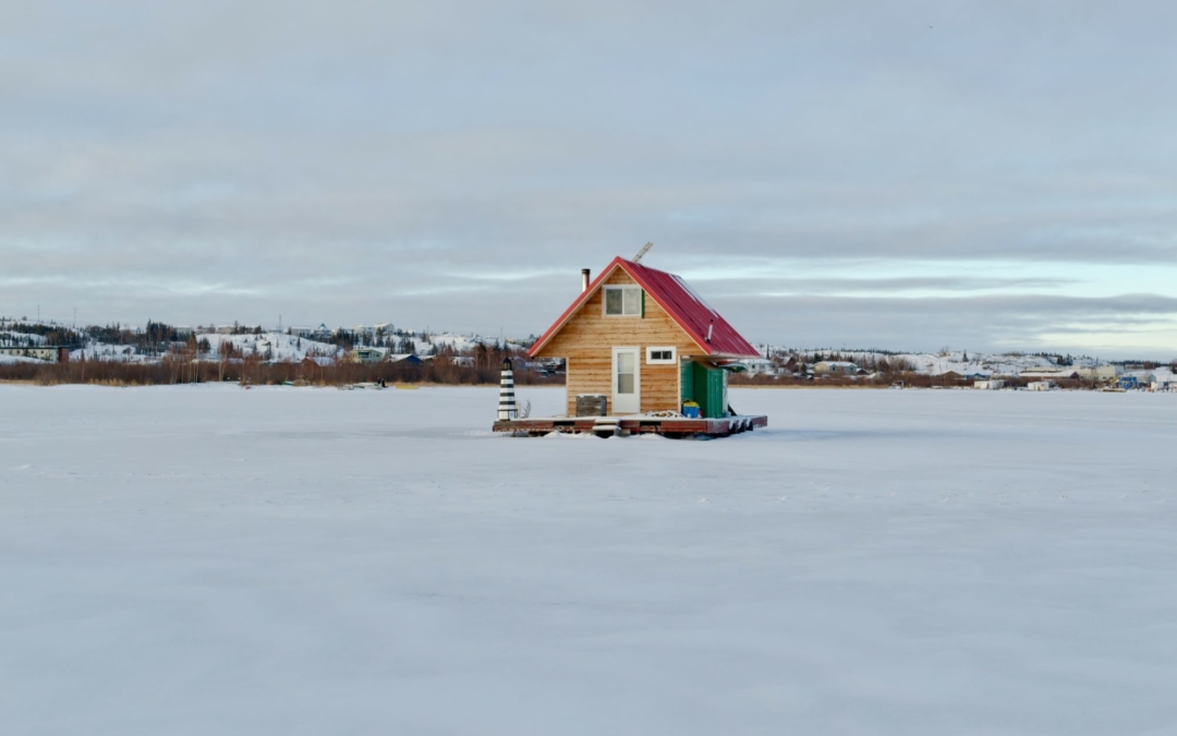 Ein schwimmendes Haus auf dem zugefrorenen Großen Sklavensee vor Yellowknife